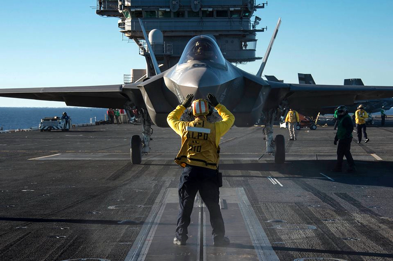 Illustration for article titled Espectaculares imágenes del F-35C en pruebas sobre un portaaviones